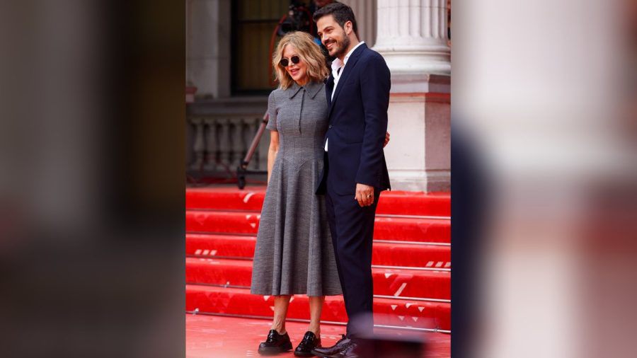 Meg Ryan mit dem Regisseur Jovan Marjanovic, der ihr den Ehrenpreis übergab. (mia/spot)