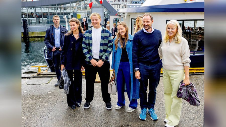 Die norwegischen Royals gehen an Bord der Hochzeitsparty von Märtha Louise und Durek Verrett. (mia/spot)