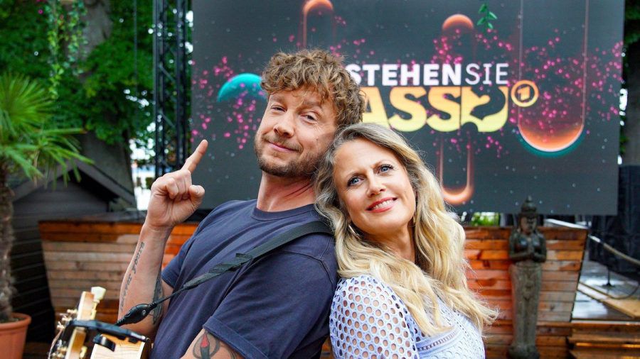 "Verstehen Sie Spaß?": Samu Haber und Barbara Schöneberger präsentieren gemeinsam die Sommerausgabe. (stk/spot)