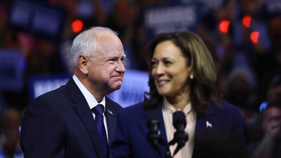 Er mag zwar hinter Kamala Harris stehen, befindet sich derzeit aber im Fokus: Tim Walz, der demokratische Kandidat für das Amt als Vizepräsidenten. (stk/spot)