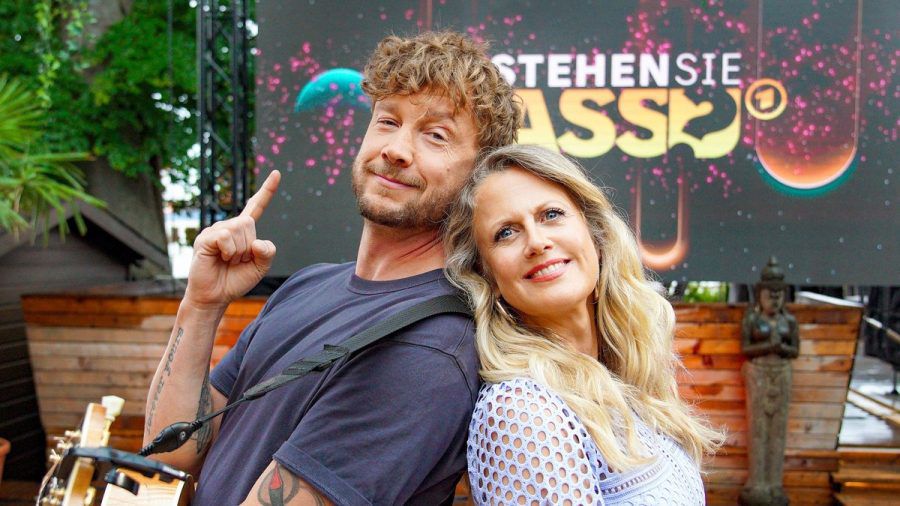 "Verstehen Sie Spaß?": Samu Haber (l.) und Barbara Schöneberger präsentieren die Höhepunkte der Show. (cg/spot)