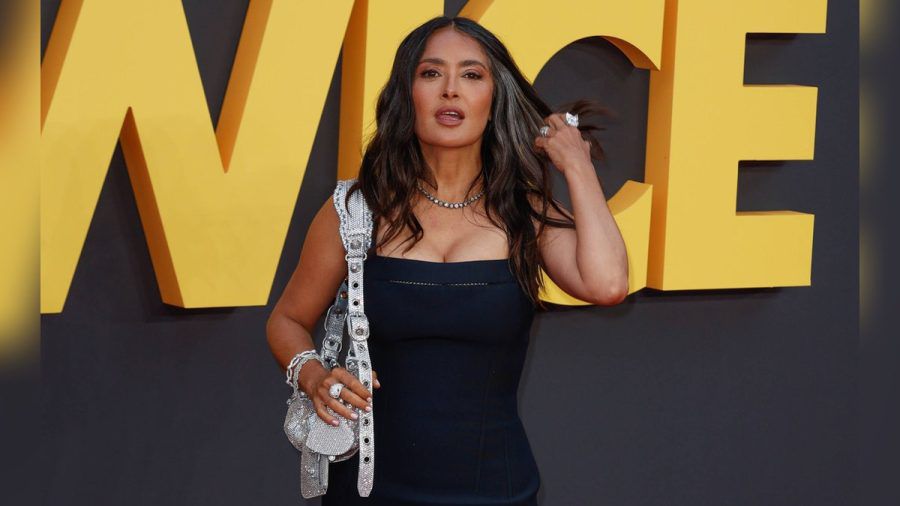 Salma Hayek zeigt ihre natürliche Schönheit, indem sie ihre grauen Strähnen präsentiert. (the/spot)