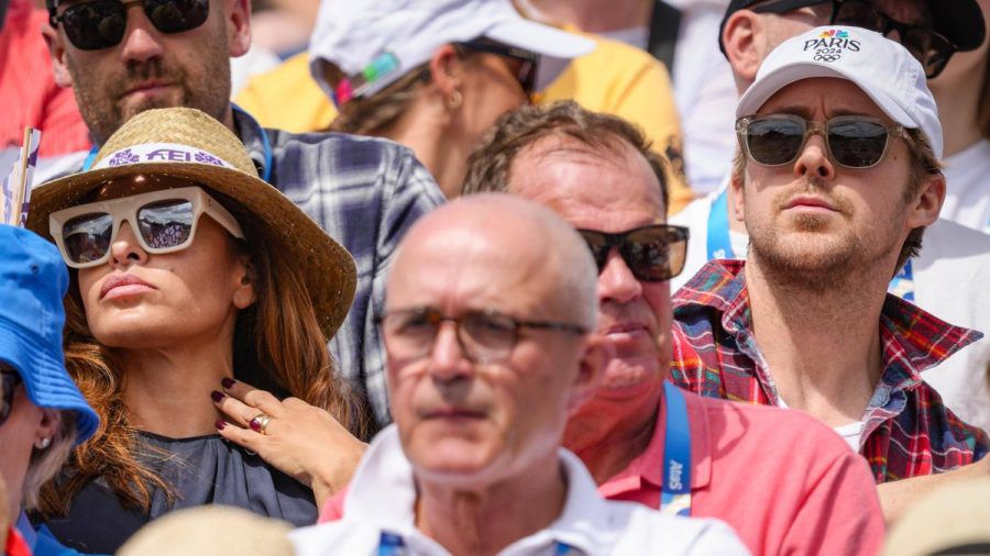 Eva Mendes und Ryan Gosling im Stadion vor dem Schloss von Versailles. (jom/spot)