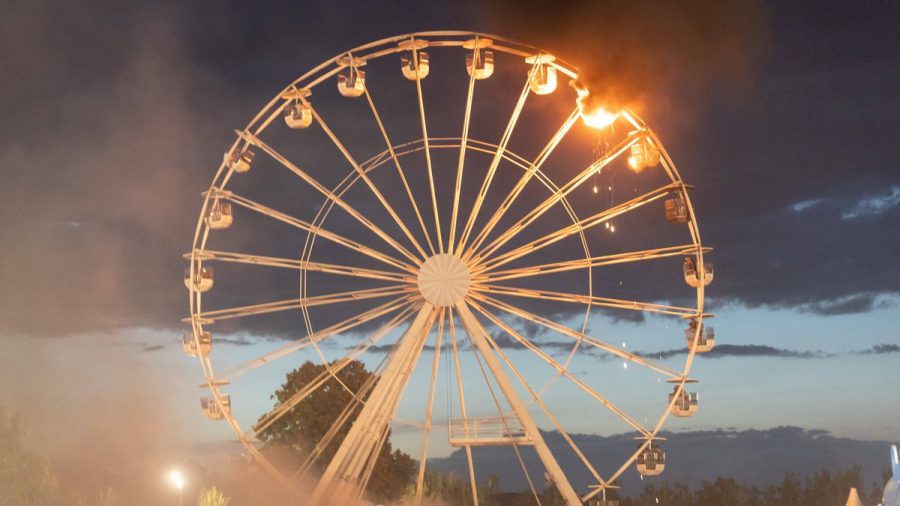 Zwei Gondeln des Riesenrads auf dem Highfield-Festival standen in Flammen. (eyn/spot)