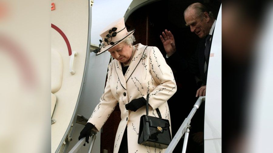 Königin Elisabeth II. und ihr Ehemann Prinz Philip während einer Flugreise. (the/spot)