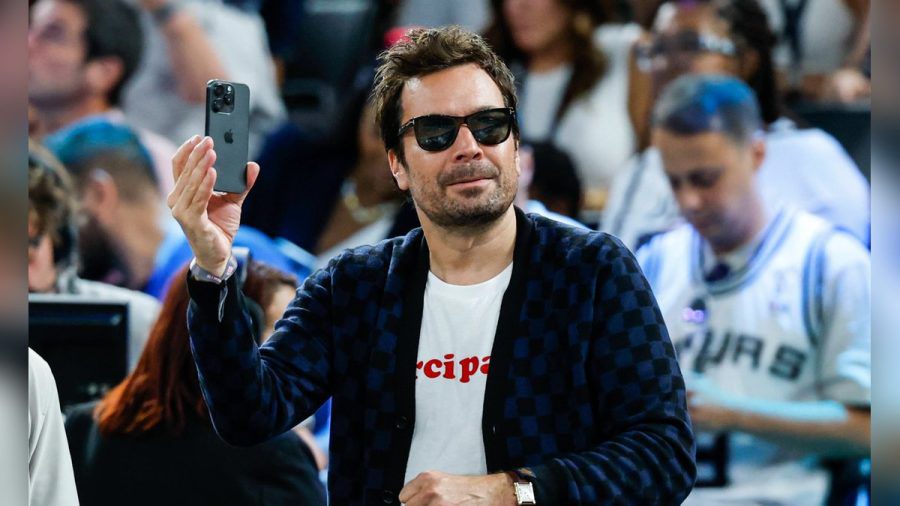 Jimmy Fallon besuchte am Wochenende die Olympischen Spiele in Paris - hier ist beim Basketball-Finale der Herren. (ncz/spot)