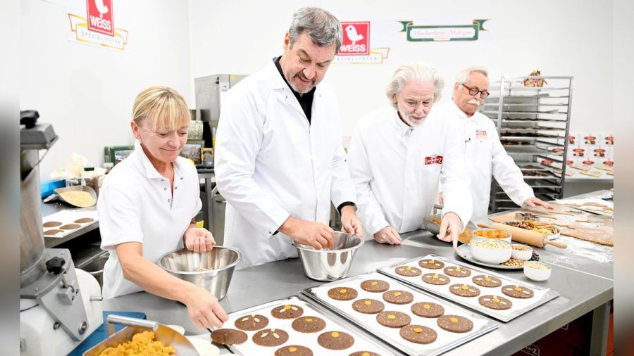 Markus Söder hilft bei der Lebkuchen-Produktion mit.  (sv/spot)