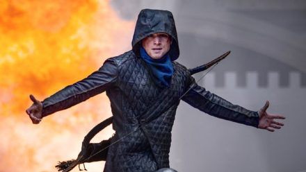 "Robin Hood": Robin Hood (Taron Egerton) ruft zum Widerstand gegen den Sheriff von Nottingham auf. (hub/spot)