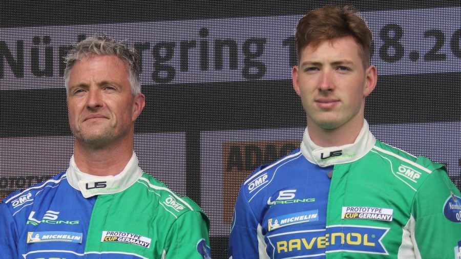 David Schumacher (r.) mit seinem Vater Ralf beim ADAC Prototype Cup Germany auf dem Nürburgring. (ili/spot)