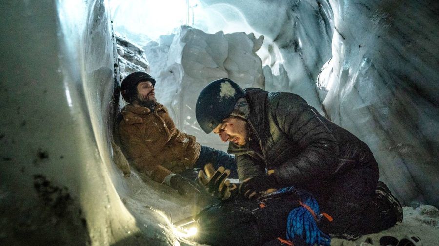 "Die Bergretter: Dieses eine Leben": Bei ihrer Auseinandersetzung sind Björn Müller (Philip Birnstiel, l.) und Philipp Wolf (Martin Bruchmann) in eine Eishöhle gerutscht. (hub/spot)