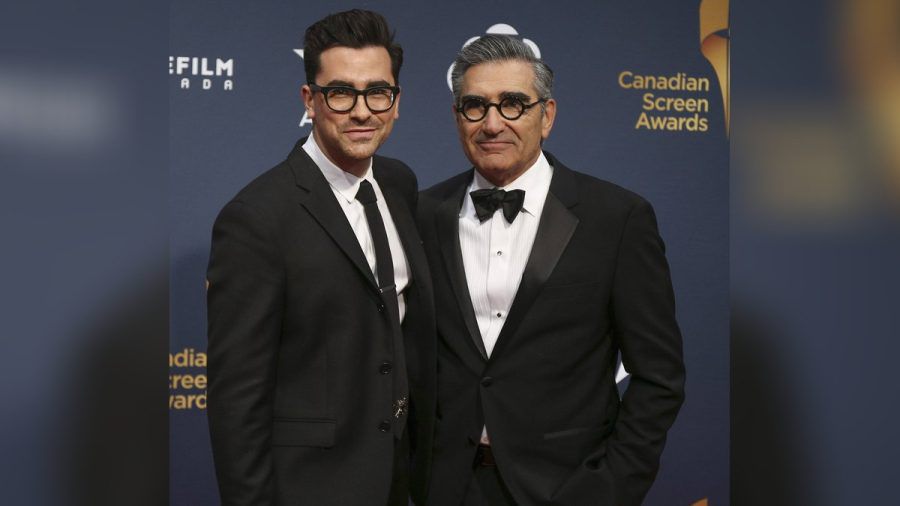 Präsentieren die Emmys: Vater Eugene (r.) und Sohn Dan Levy (jök/spot)