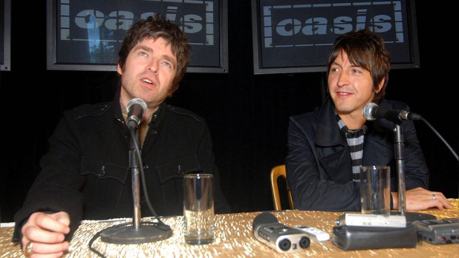 Gem Archer (r.) ersetzte 1999 Bonehead bei Oasis und spielte bis zur Trennung 2009 in Liam und Noel Gallaghers (l.) Band. (eyn/spot)