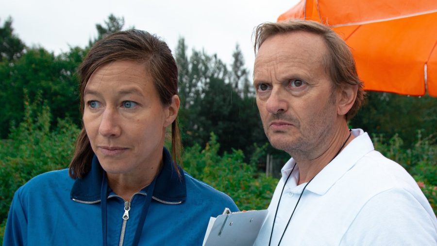 "Beckenrand Sheriff": Silke Wilhelm (Johanna Wokalek), Trainerin der lokalen Wasserballmannschaft, mit Schwimmmeister Karl Kruse (Milan Peschel). (hub/spot)