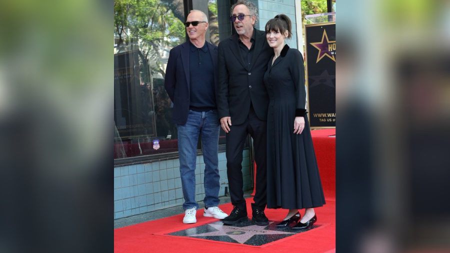 Michael Keaton, Tim Burton und Winona Ryder (v.l.n.r.) bei der Enthüllung von Burtons Stern auf dem Hollywood Walk of Fame. (lau/spot)