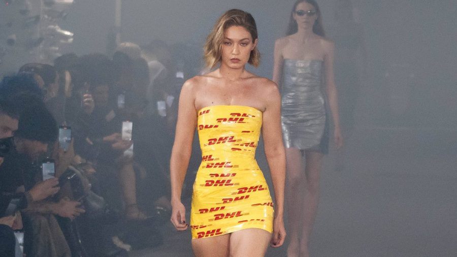 Gigi Hadid läuft bei der Vetements-Show in einem DHL-Kleid über den Laufsteg. (ncz/spot)