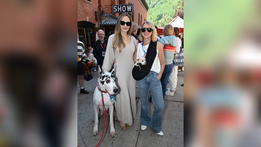 Angelina Jolie (li.) mit Naomi Watts in Colorado. (jom/spot)