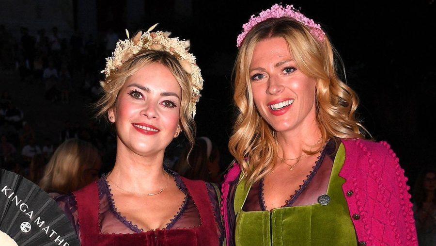 Die Schauspielerinnen Laura Osswald und Nele Kiper mit verschiedenen Make-up-Looks beim Almauftrieb 2024 auf dem Oktoberfest in München. (the/spot)