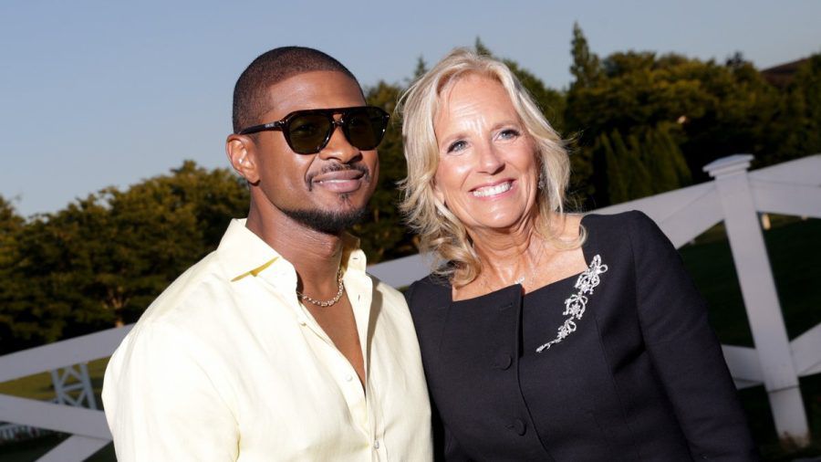 Ein ungewöhnliches Bild: Usher und Jill Biden bei der Fashionshow von Ralph Lauren. (mia/spot)