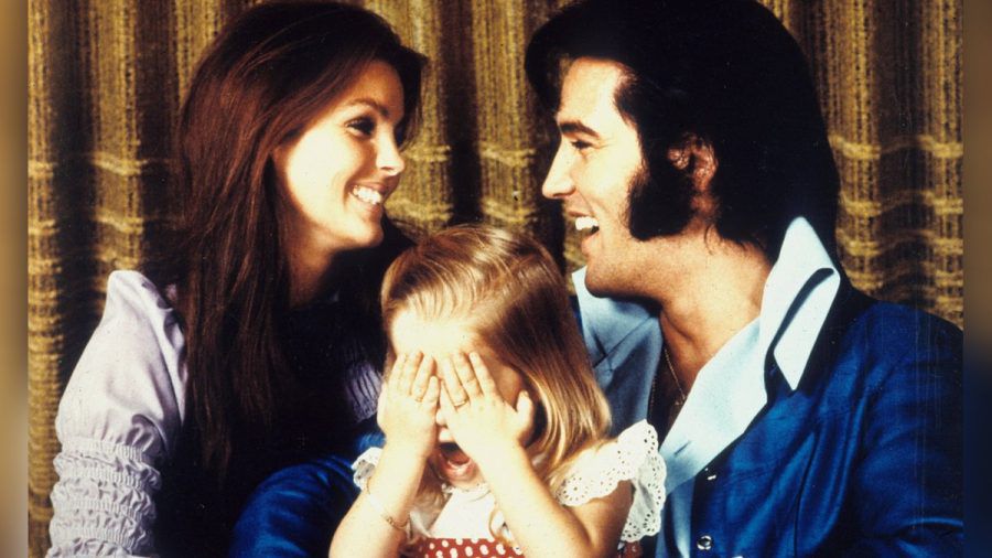 Als die Welt noch in Ordnung war: Lisa Marie Presley mit ihren Eltern Priscilla und Elvis im Jahr 1970 (tj/spot)