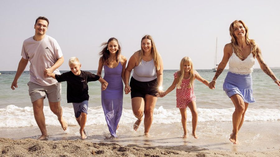 Daniela Büchner (r.) mit ihren Kindern Volkan (v.l.), Diego, Jada, Joelina und Jenna. (ae/spot)