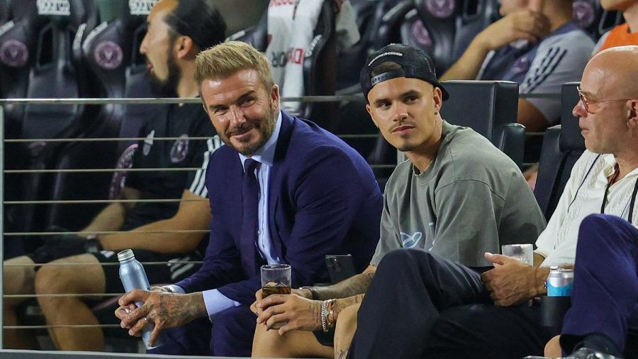 David Beckham (l.) mit seinem Sohn Romeo. (dr/spot)