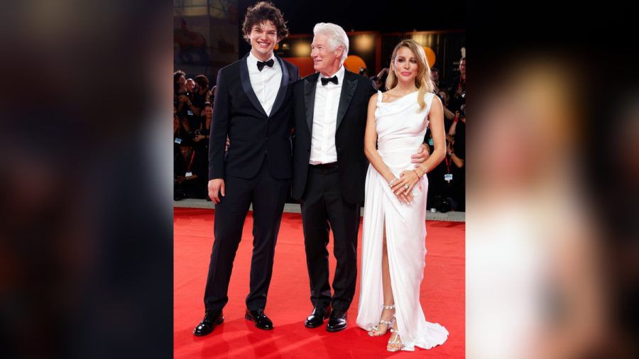 Richard Gere (Mitte) mit Sohn und Ehefrau auf der Filmpremiere von "Wolfs". (jom/spot)