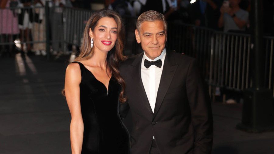 Amal und George Clooney zeigen sich verliebt wie am ersten Tag. (paf/spot)