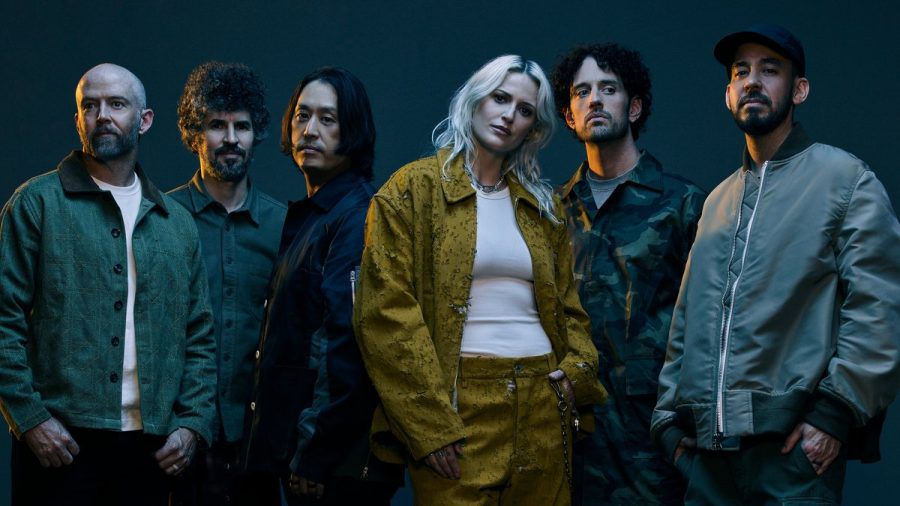 Linkin Park mit ihrer neuen Sängerin Emily Armstrong. (jom/spot)