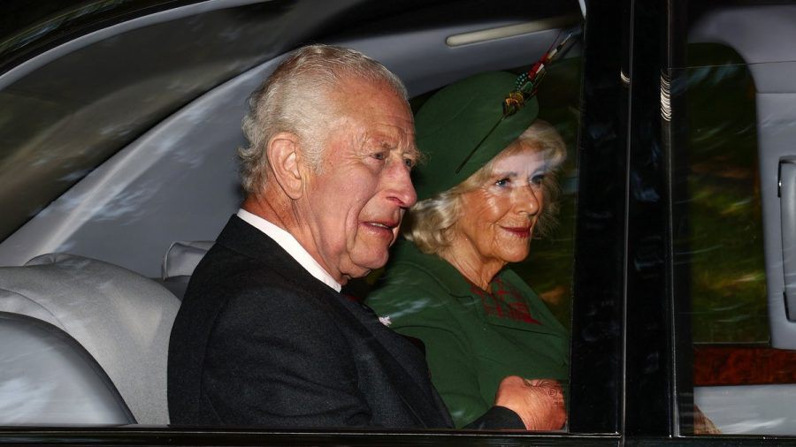 König Charles III. und Königin Camilla auf ihrem Weg in die kleine Kirche Crathie Kirk. (wue/spot)