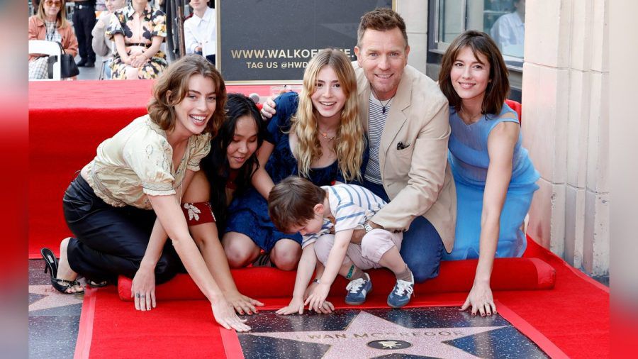 Schauspieler Ewan McGregor mit seinen Kindern Clara, Jamyan, Anouk und Laurie (v.l.n.r.) sowie Ehefrau Mary Elizabeth Winstead (r.). (ym/spot)