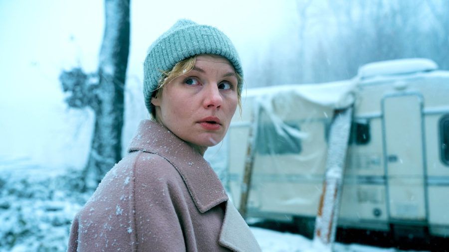 "Wäldern: Das verschwundene Mädchen": Lara (Rosalie Thomass) nähert sich im Waldstück dem Wohnwagen. (cg/spot)