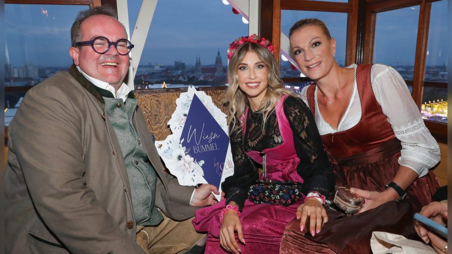 Cathy Hummels fährt mit Maria Höfl-Riesch und Wiesn-Chef Clemens Baumgärtner Riesenrad. (ncz/spot)