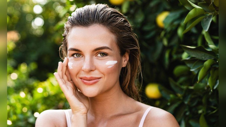 Sonnenschutz ist inzwischen nicht mehr nur im Sommer ein wichtiges Thema wie der TikTok-Trend "Sunscreen-Make-up" zeigt. (the/spot)