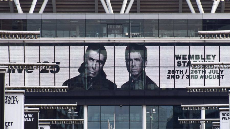 Screens am Londoner Wembley-Stadion kündigen Oasis für das nächste Jahr bereits an. (dr/spot)