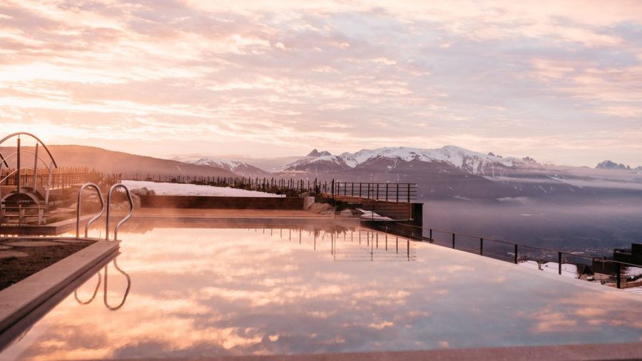 Das Familiamus in Meransen bietet einen traumhaften Blick über die Berge und Täler Südtirols. (dr/spot)