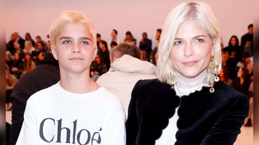 Selma Blair und Sohn Arthur bei der Chloé-Modenschau in Paris. (ncz/spot)