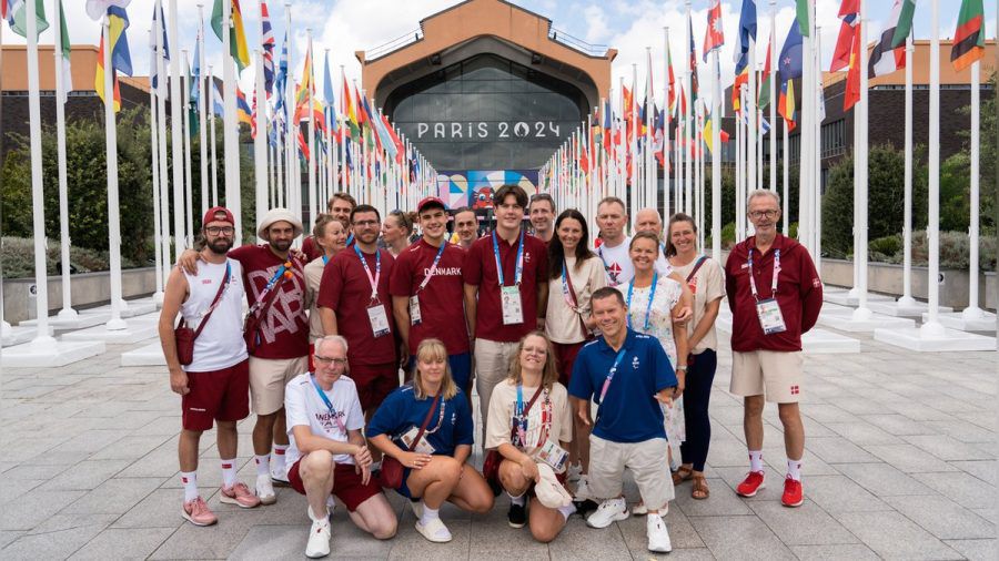 Kronprinz Christian inmitten des dänischen Teams bei den Paralympischen Spielen in Paris. (ili/spot)