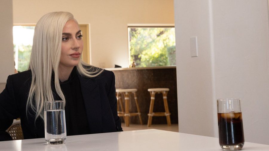 Lady Gaga nimmt in der neuen Netflix-Serie "What's Next" am Tisch mit Bill Gates Platz, um über Zukunftsfragen zu sprechen. (the/spot)