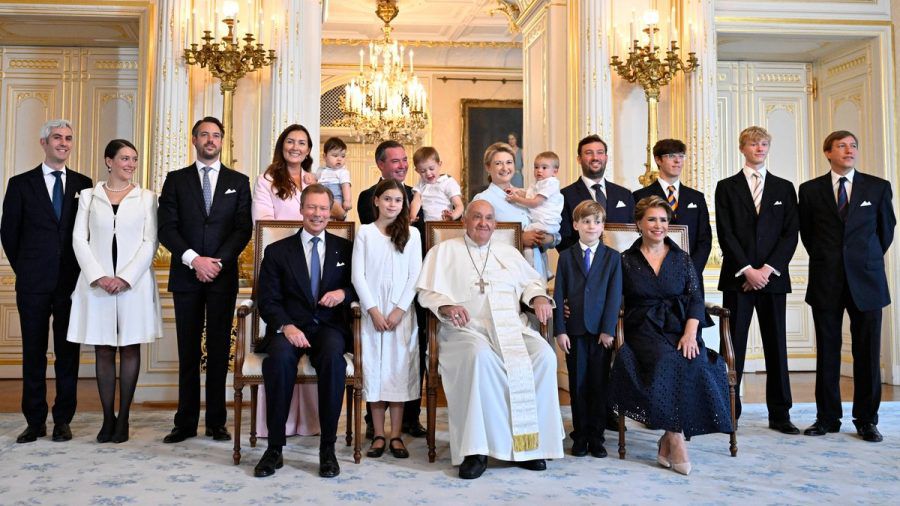 Papst Franziskus inmitten der großherzoglichen Familie im Palast in Luxemburg. (the/spot)