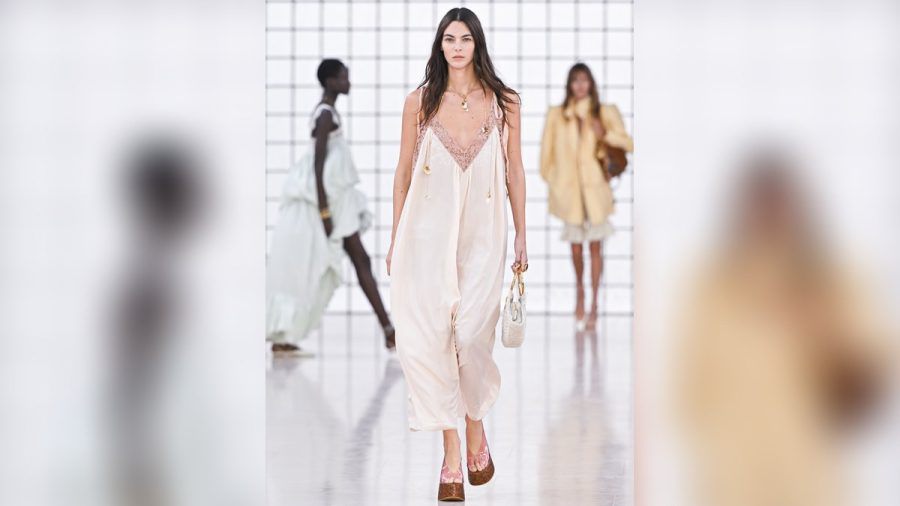 Vittoria Ceretti im cremefarbenen Slipdress bei der Chloé-Fashion-Show für Frühjahr und Sommer 2025 in Paris. (the/spot)