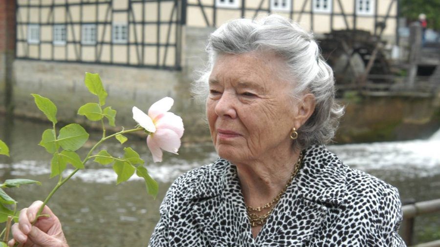 Wie eine ihrer Romanheldinnen: Schriftstellerin Rosamunde Pilcher in romantischer Kulisse. (ili/spot)