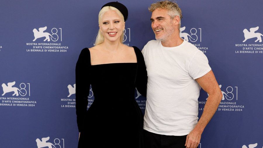 Lady Gaga und Joaquin Phoenix beim "Joker: Folie A Deux"-Fotocall in Venedig. (lau/spot)