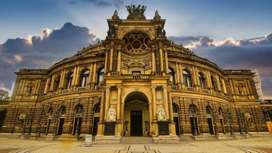 Die Semperoper in Dresden ist eines der wohl imposantesten Opernhäuser der Welt. (wue/spot)