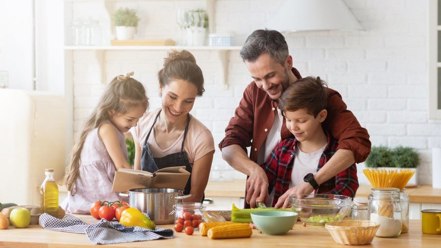 Gemeinsamen Kochen und Essen kann helfen, Stress innerhalb der Familie zu reduzieren (jmk/spot)