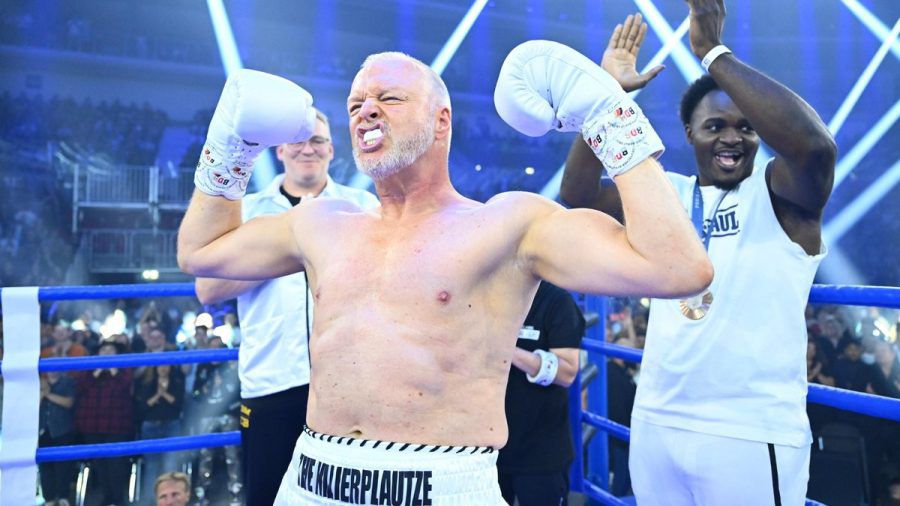 Stefan Raab gab sich vor dem von RTL übertragenen Boxkampf siegessicher und ließ seine Muskeln spielen. Sein Trainer Nelvie Tiafack (r.) jubelte im Ring mit. (ae/spot)