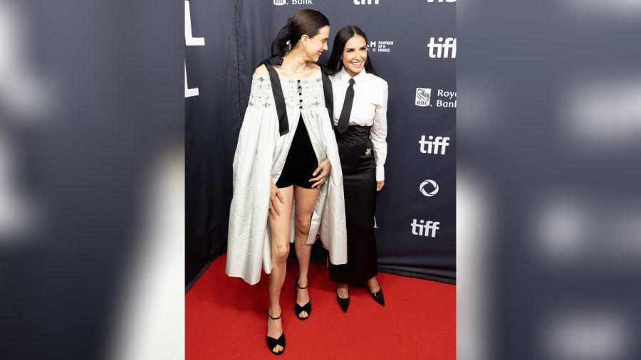 Demi Moore (re.) und Margaret Qualley strahlten gemeinsam auf dem roten Teppich. (jom/spot)