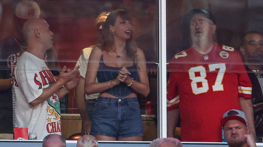 Taylor Swift und Ed Kelce (re.) im Stadion. (jom/spot)