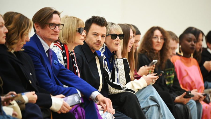 Harry Styles (4.v.l.) und Anna Wintour (3.v.l.) bei der Show der London Fashion Week. (jom/spot)