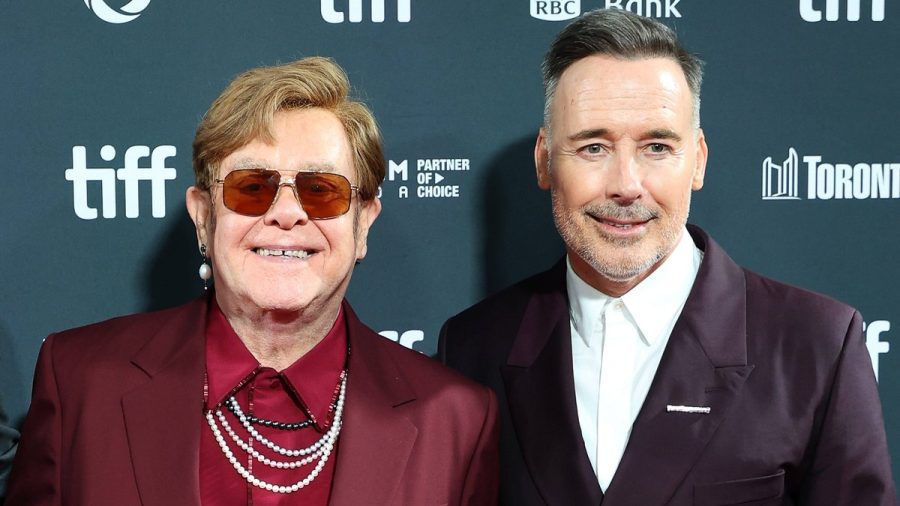 Elton John und David Furnish sind seit 2014 verheiratet und haben zwei gemeinsame Söhne. (the/spot)