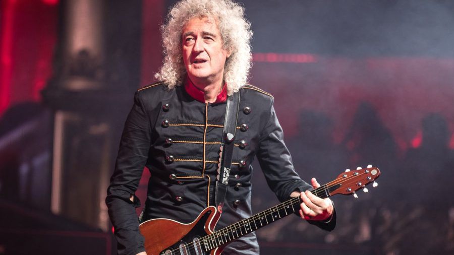 Brian May auf der Bühne mit Queen im Jahr 2022. (lau/spot)